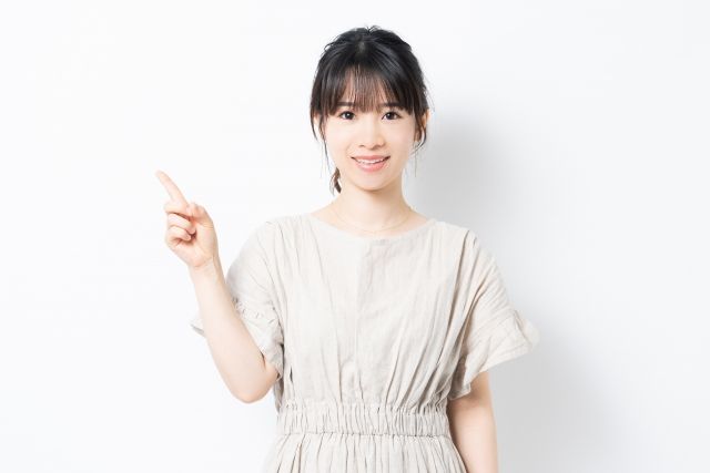 【オルゴールの専門店】人差し指を立てる女性
