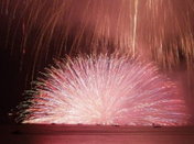 ※諏訪湖に全国の花火師が技術を競う4万発!!